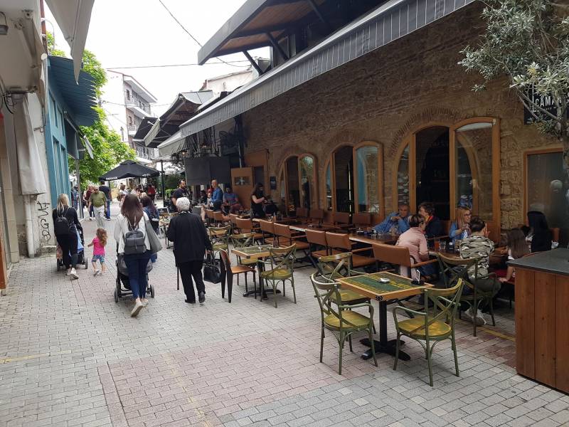 Τέλος η μάσκα για τους καταναλωτές μέσα σε εμπορικά κέντρα και το όριο των 6 ατόμων ανά τραπέζι