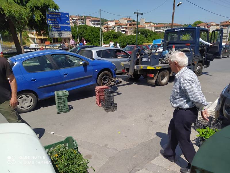 Παρέμβαση του γερανού της Τροχαίας στην λαϊκή της Βέροιας