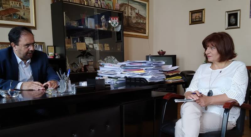 Η Φρόσω Καρασαρλίδου σε δήμαρχο Βέροιας και αντιπεριφερειάρχη Ημαθίας για θέματα του νομού