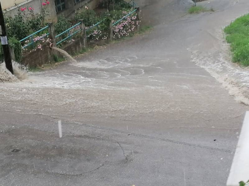 “Ποτάμια” οι δρόμοι της Βέροιας (βίντεο)