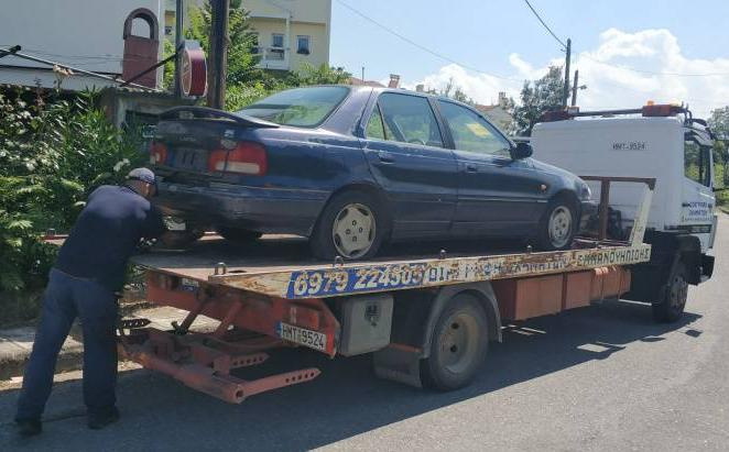 Τρία εγκαταλελειμμένα αυτοκίνητα “σήκωσε” η Δημοτική Αστυνομία