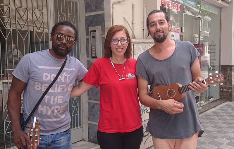 Βεροιώτης αντικατέστησε το σπασμένο γιουκαλίλι μουσικού δρόμου