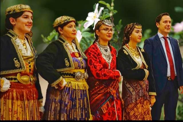 Πανελλήνιες, γλώσσα, λαϊκή παράδοση