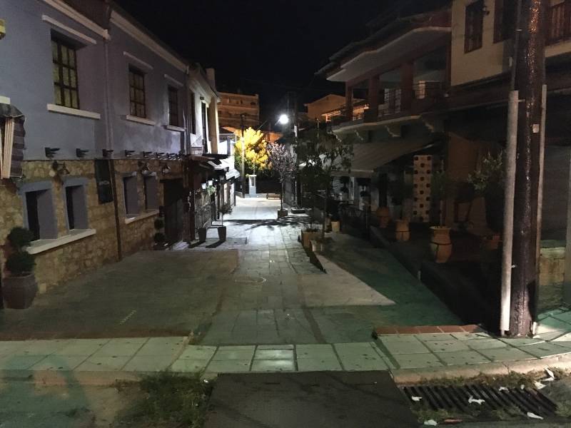 Ερήμωσε και “σκοτείνιασε” η Βέροια μετά τα μεσάνυχτα