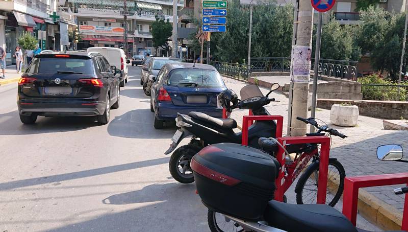 Κριτική Παυλίδη στον Δήμαρχο Βέροιας για τις μεταλλικές κατασκευές στον χώρο στάθμευσης δικύκλων