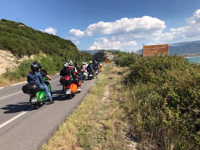 Κυριακάτικη βεσποβόλτα στη λίμνη Πολυφύτου για τα μέλη του Vespa Club Veria