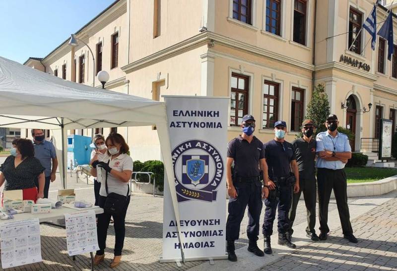 Κορονοϊός: Ενημερωτική δράση για τα μέτρα πρόληψης πραγματοποιήθηκε στην Βέροια