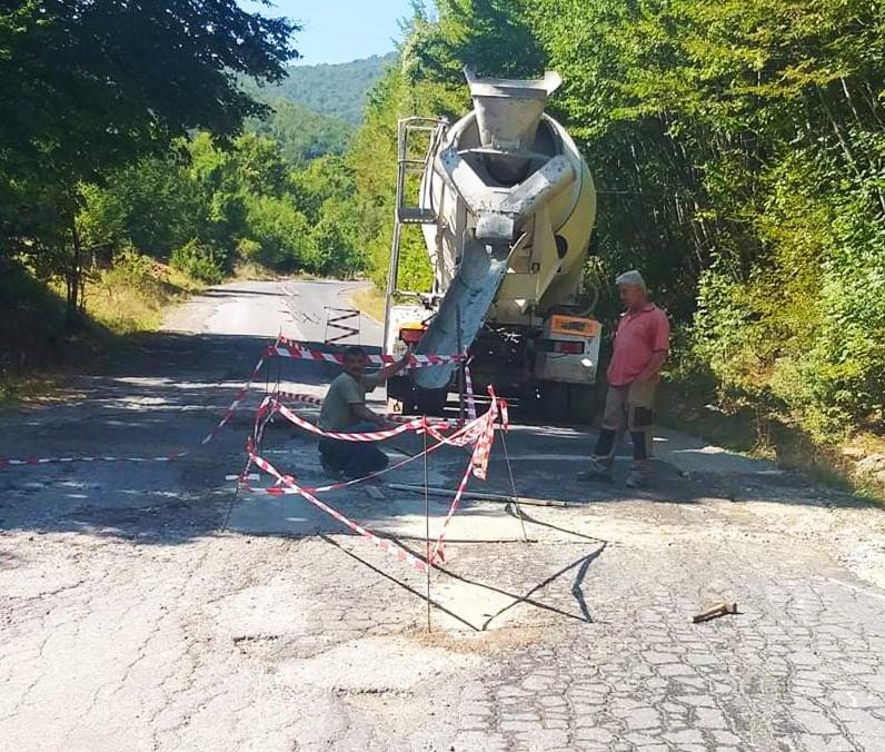 Συνεχίζονται οι εργασίες αποκατάστασης του οδικού δικτύου από τη Νάουσα προς το Χιονοδρομικό Κέντρο