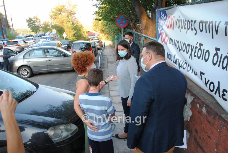 Με συνθήματα “υποδέχτηκαν” την Υπουργό Παιδείας Νίκη Κεραμέως στη Βέροια