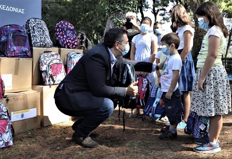 Ο Περιφερειάρχης παρέδωσε 1.244 σχολικές τσάντες για τα «πρωτάκια» των πολύτεκνων οικογενειών της Κεντρικής Μακεδονίας
