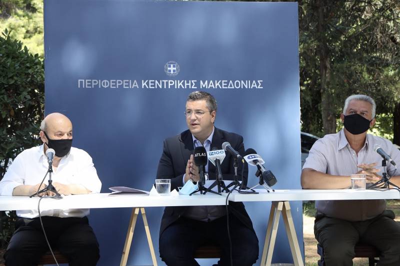 Τζιτζικώστας: “Η παρέλαση πρέπει να γίνει”