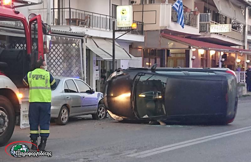 ΙΧ χτύπησε πάνω σε σταθμευμένο αυτοκίνητο και ανατράπηκε