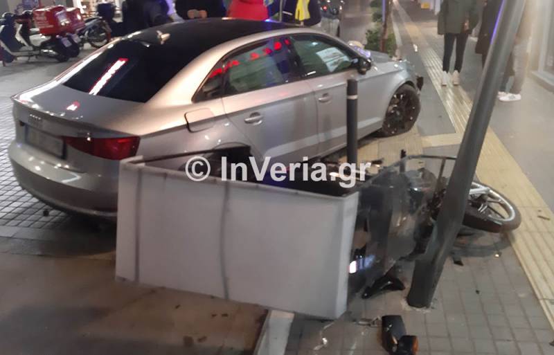 Σε άδειο δρόμο, “στούκαρε” πάνω σε μηχανάκι