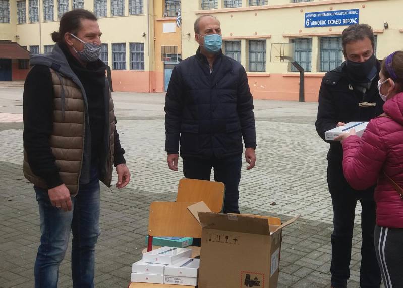 Δέκα τάμπλετ δώρισε η οικογένεια Π. Τσαπαρόπουλου σε μαθητές δημοτικού