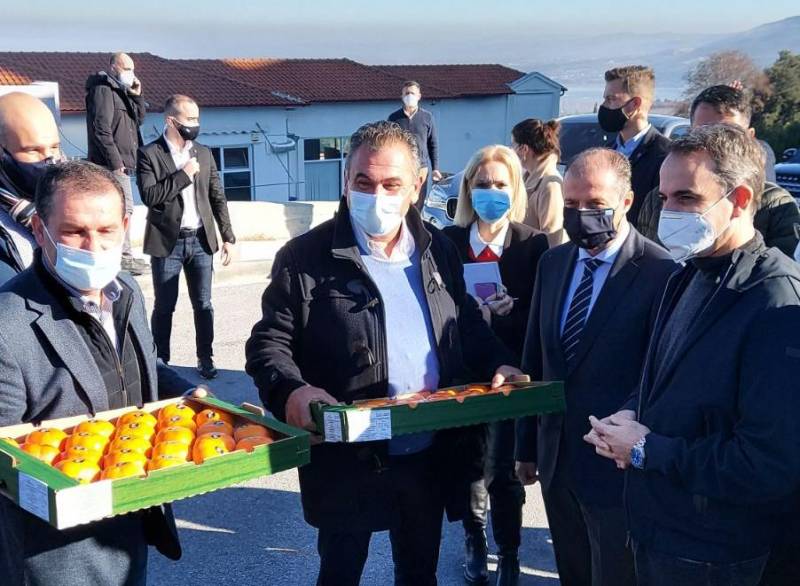 Με τοπικά φρούτα εποχής υποδέχθηκαν τον Κ. Μητσοτάκη οι τοπικοί αγρότες – Τι ζήτησαν