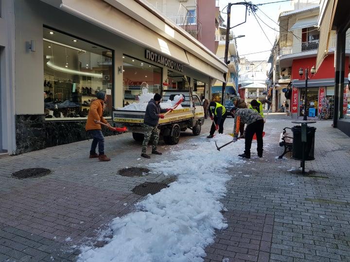 Με αμείωτο ρυθμό οι εργασίες καθαρισμού από χιόνι σε δρόμους και πεζοδρόμια του Δήμου Βέροιας