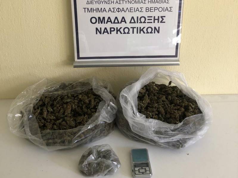 Αστυνομικοί του Τμήματος Ασφάλειας Βέροιας συνέλαβαν ένα άτομο για διακίνηση ναρκωτικών