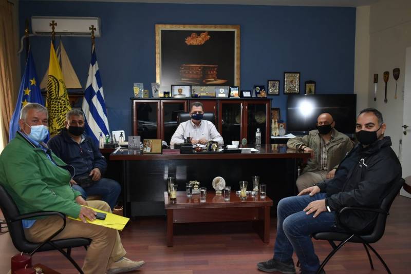 Οι εκπρόσωποι των πωλητών λαϊκής αγοράς συναντήθηκαν με τον Αντιπεριφερειάρχη