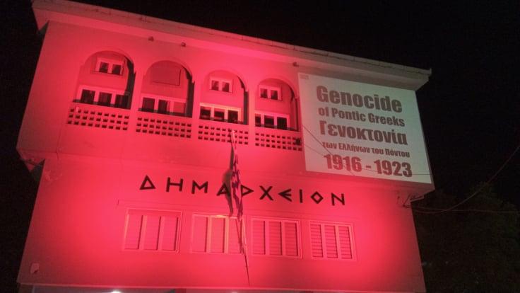 Με κόκκινο χρώμα φωταγωγήθηκε συμβολικά το Δημαρχείο της Νάουσας