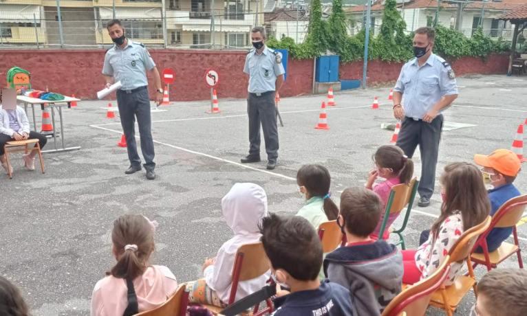 Ενημέρωση για την οδική ασφάλεια και συμπεριφορά από στελέχη της Τροχαίας στο 5ο Δημοτικό Βέροιας