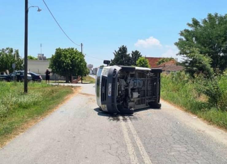 Ανατροπή αυτοκινήτου στην Κορυφή μετά από σύγκρουση