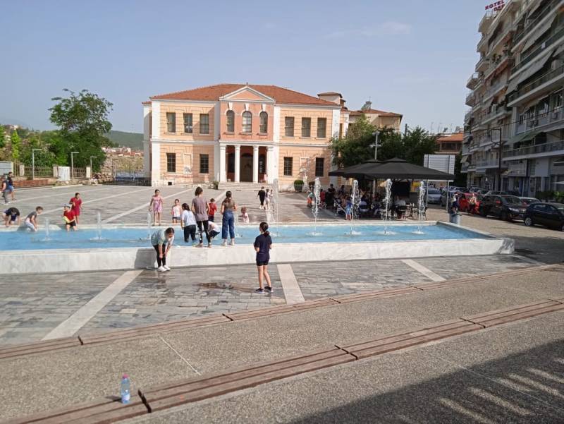 “Βούτηξαν” στο συντριβάνι για να δροσιστούν