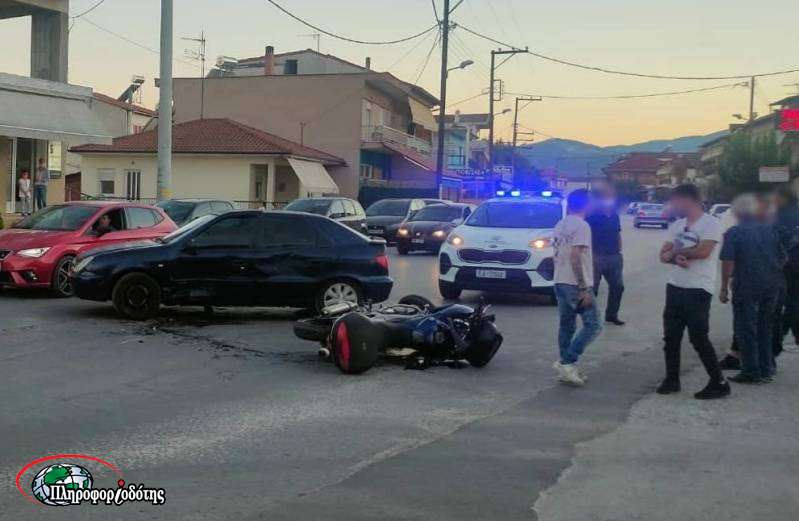 Σφοδρή σύγκρουση μηχανής με ΙΧ στο Μακροχώρι – Τραυματίστηκε ο οδηγός της μηχανής
