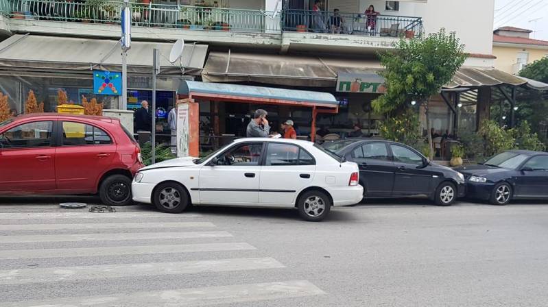 Βέροια: Έπεσε πάνω σε σταθμευμένα αυτοκίνητα