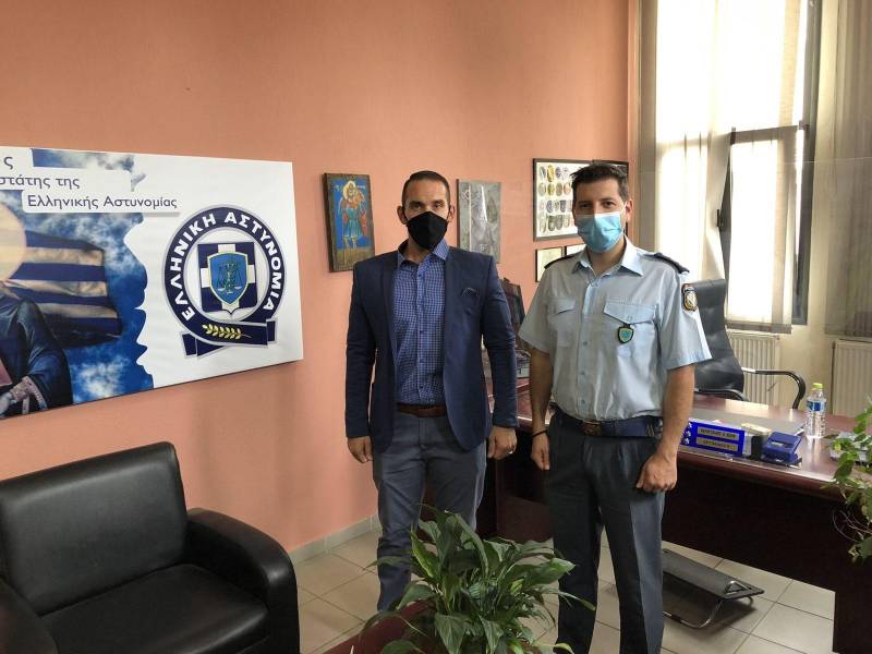 Δωρεά γραφικής ύλης στο Τμήμα Τροχαίας Βέροιας