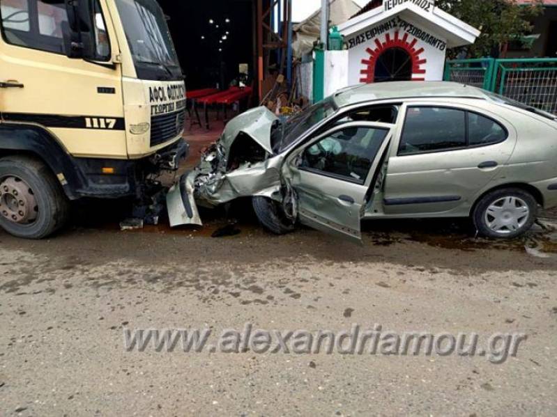 Ι.Χ. συγκρούστηκε με αυτοκίνητο και “καρφώθηκε” σε φορτηγό