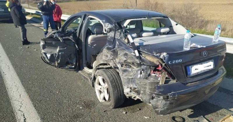 Φορτηγό συγκρούστηκε με ακινητοποιημένο όχημα στην Εγνατία