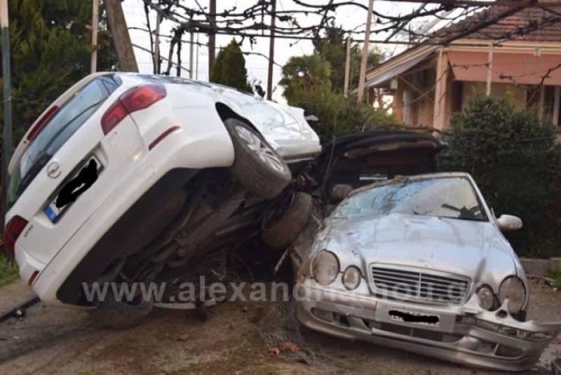 Αυτοκίνητο “καρφώθηκε” σε σταθμευμένο όχημα σε αυλή σπιτιού