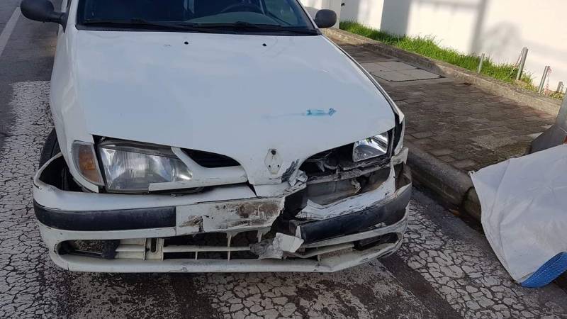 Μηχανή “καρφώθηκε” πάνω σε αυτοκίνητο