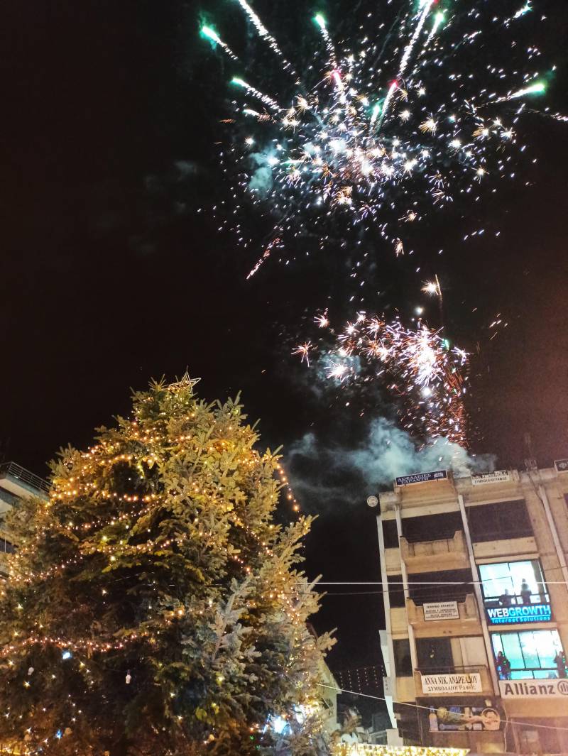 Δήμος Νάουσας: Ξεκίνησαν οι εορταστικές εκδηλώσεις με το άναμμα του χριστουγεννιάτικου δέντρου