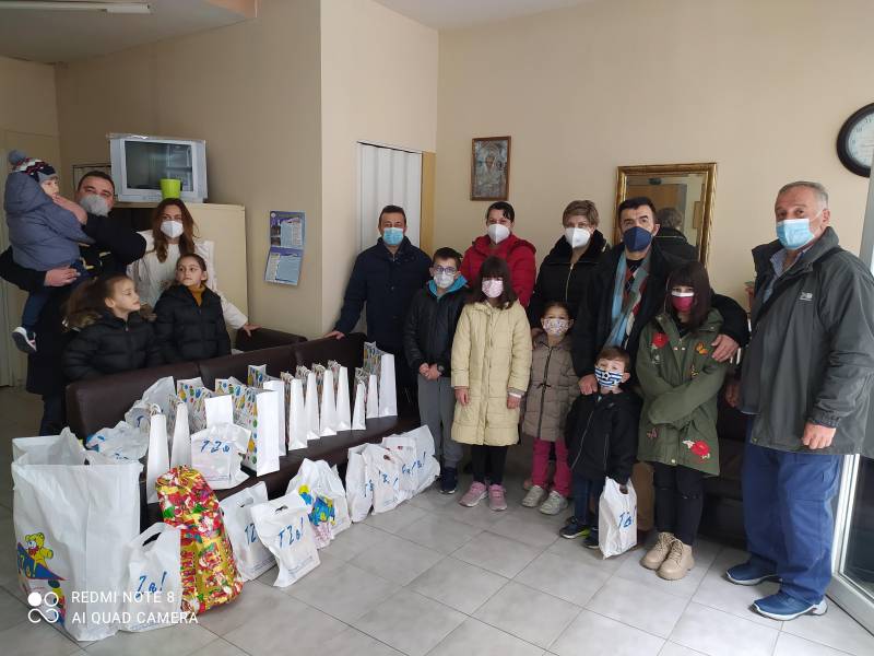 Πρωτοχρονιάτικη γιορτή στον Σύλλογο Πολυτέκνων – Δώρα από την Easy Education