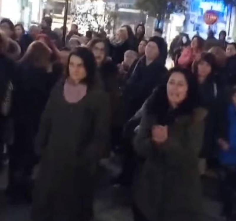 Συγκέντρωση ανεμβολίαστων στην πλατεία Δημαρχείου Βέροιας – Αποδοκίμασαν τα μέλη του ΚΙΝΑΛ