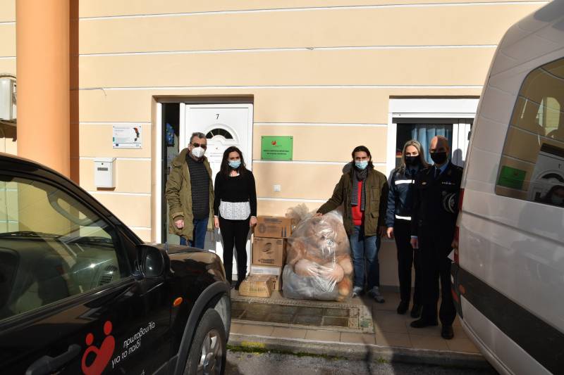 Παραδόθηκαν διάφορα είδη και χρήματα που συγκεντρώθηκαν εθελοντικά από το προσωπικό της Γενικής Αστυνομικής Διεύθυνσης σε διάφορες δομές