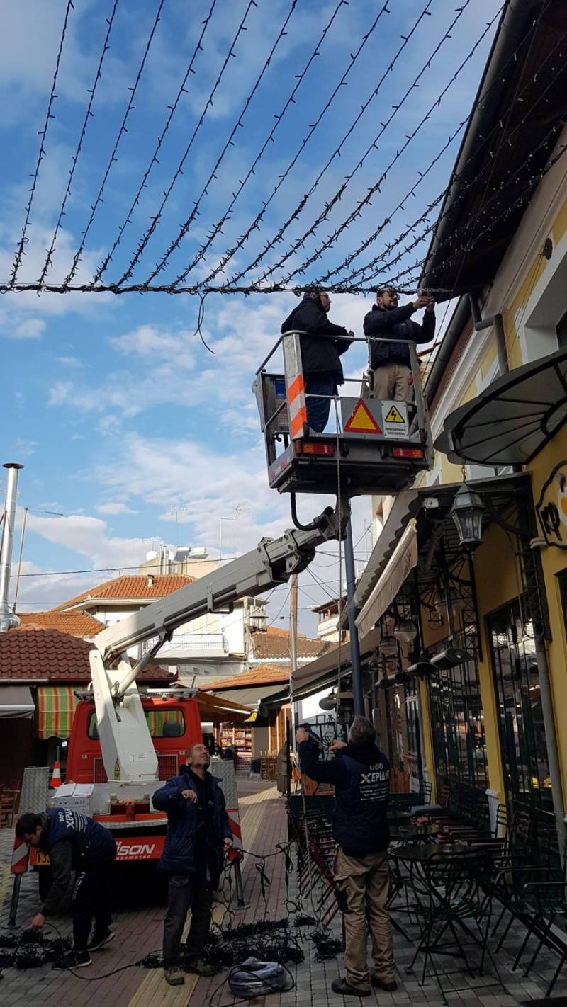 Επεκτείνεται ο χριστουγεννιάτικος στολισμός στην αγορά – Έπιασαν τόπο οι διαμαρτυρίες των εμπόρων