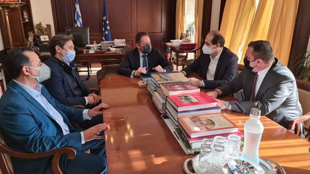 Συνάντηση Δημάρχου Νάουσας με Στέλιο Πέτσα και Απόστολο Βεσυρόπουλο