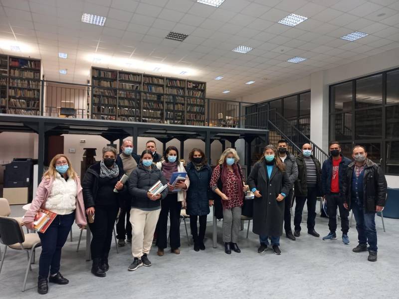 Σχολείο Δεύτερης Ευκαιρίας: Επίσκεψη και προσφορά εθελοντικού έργου στη Δημοτική Βιβλιοθήκη Νάουσας