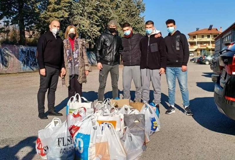 Το 5ο ΓΕΛ Βέροιας συγκέντρωσε τρόφιμα για την Φιλόπτωχο