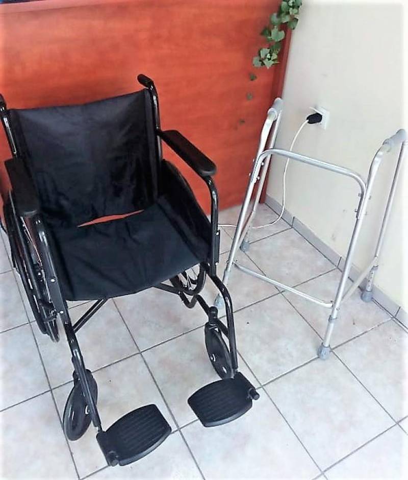 Ο Ερυθρός Σταυρός Αλεξάνδρειας δώρισε έναν περιπατητήρα και ένα αναπηρικό αμαξίδιο στο Κοινωνικό Φαρμακείο του Δήμου