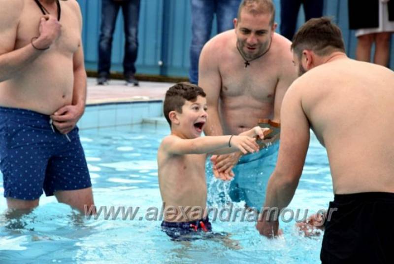 Στο κολυμβητήριο η ρίψη του Σταυρού στην Αλεξάνδρεια