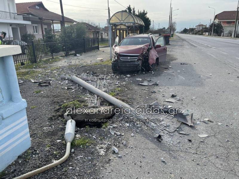 Σύγκρουση ΙΧ και γκρέμισμα κολόνας φωτισμού