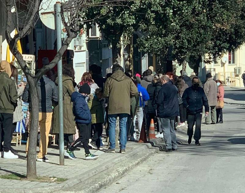 “Λαϊκό προσκύνημα” για ένα δωρεάν rapid τεστ στην Βέροια την Κυριακή