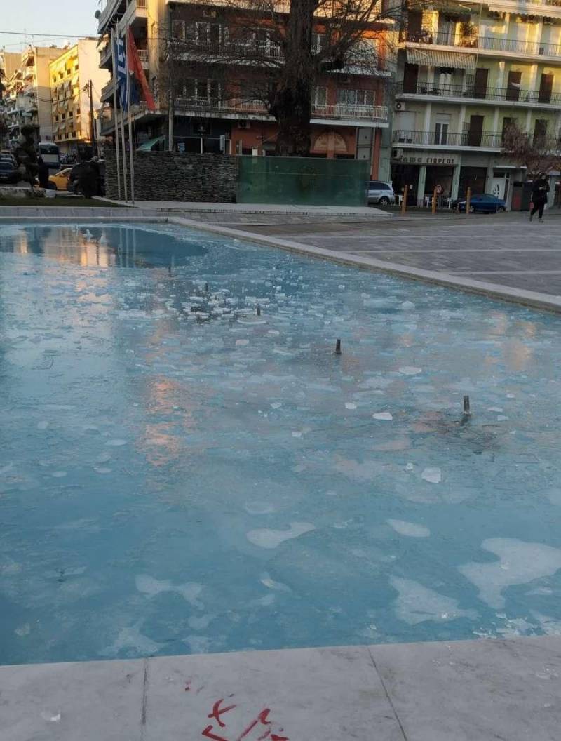 Πάγωσε το νερό στο συντριβάνι της Πλατείας Ωρολογίου