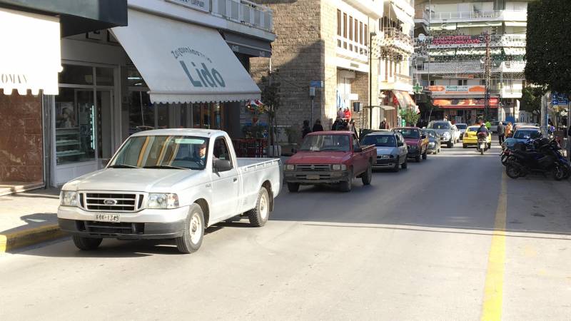 Αγρότες και επαγγελματοβιοτέχνες έκαναν μηχανοκίνητη διαμαρτυρία στο κέντρο της Βέροιας (φωτογραφίες, βίντεο)