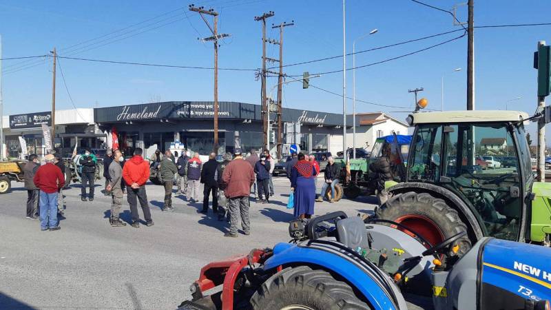 Έκλεισαν συμβολικά την διασταύρωση της Νάουσας