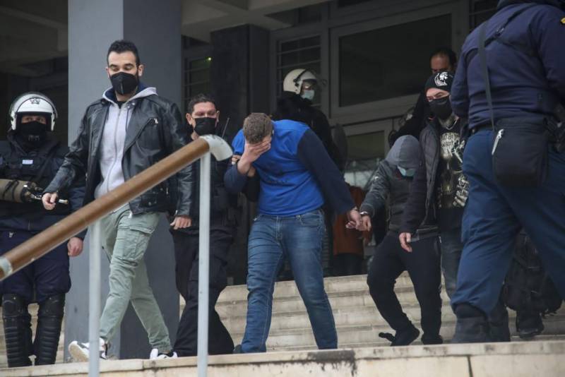 Διεκόπη η δίκη για την δολοφονία του Άλκη Καμπανού – Με σκυμμένο το κεφάλι οι 12 κατηγορούμενοι