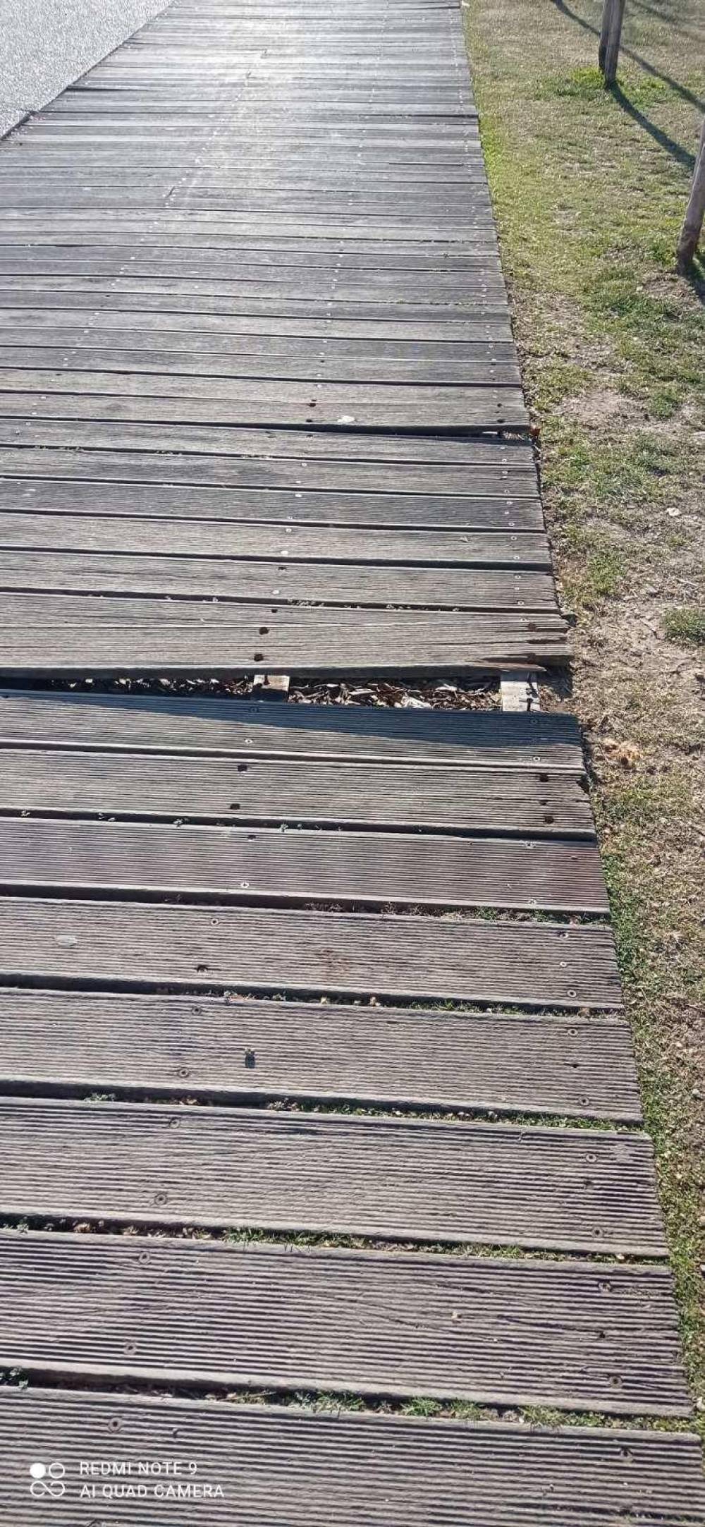 Χρειάζεται συντήρηση ο ξύλινος διάδρομος στο πάρκο της Ελιάς
